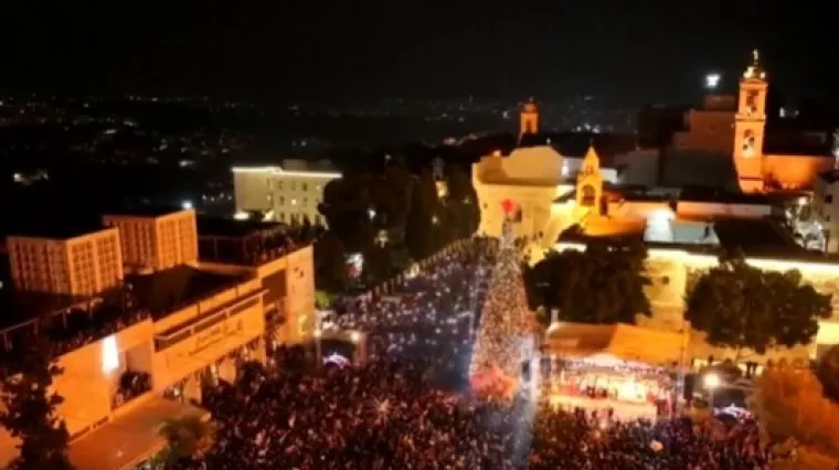 Tisuće vjernika okupilo se kraj božićnog drvca u Betlehemu: Zasjalo prvi put od početka rata
