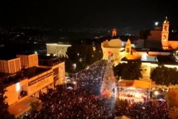 Tisuće vjernika okupilo se kraj božićnog drvca u Betlehemu: Zasjalo prvi put od početka rata