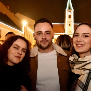 Nisu prošli neprimjetno: Svi se pitaju tko su lijepe dame i naočit mladić s varaždinskog Korza