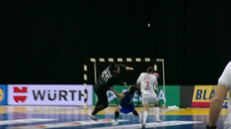 Scene kakve ne želimo gledati: Paragvajke ostale ležati nakon sudara, Hrvatska klupa u nevjerici