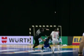 Scene kakve ne želimo gledati: Paragvajke ostale ležati nakon sudara, hrvatska klupa u nevjerici