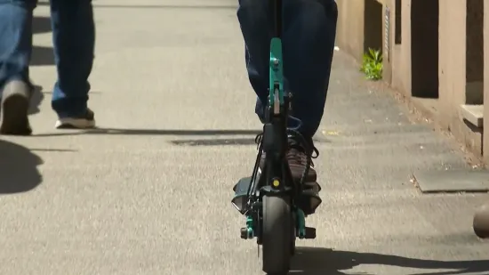 Maloljetnica teško ozlijeđena u padu s romobila dok je vozila prijateljicu: Obje su bile bez kacige