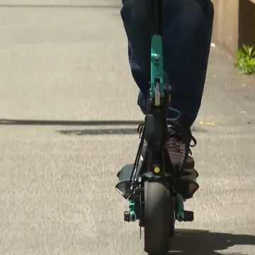 Maloljetnica teško ozlijeđena u padu s romobila dok je vozila prijateljicu: Obje su bile bez kacige