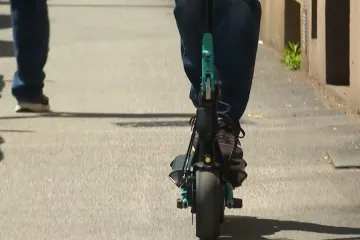 Maloljetnica teško ozlijeđena u padu s romobila dok je vozila prijateljicu: Obje su bile bez kacige