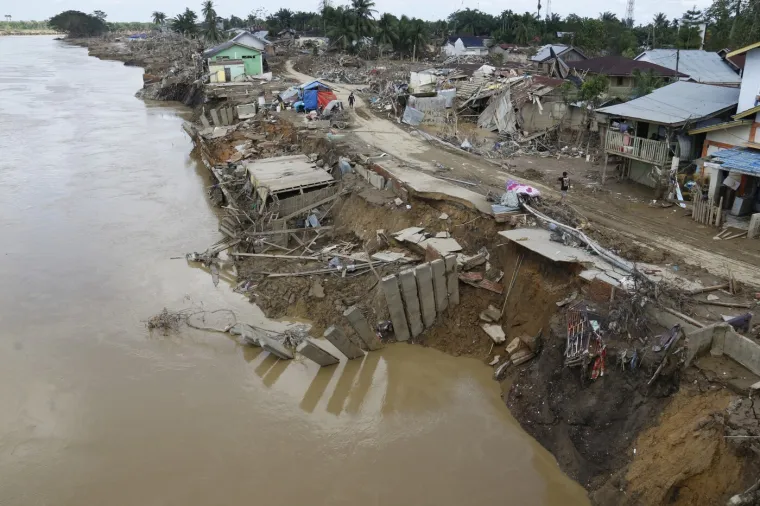 Apokaliptične scene: Poplave epskih razmjera odnijele skoro 1000 života, milijuni raseljeni