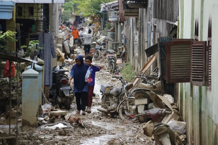 Apokaliptične scene: Poplave epskih razmjera odnijele skoro 1000 života, milijuni raseljeni