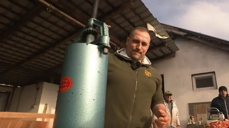 Pogledajte Davida Vlajčića kako radi kobasice: 'Imam iskustva, radio sam ih s tatom'