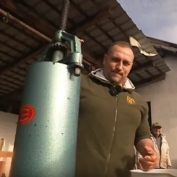 Pogledajte Davida Vlajčića kako radi kobasice: 'Imam iskustva, radio sam ih s tatom'