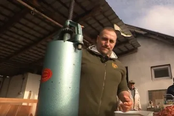 Pogledajte Davida Vlajčića kako radi kobasice: 'Imam iskustva, radio sam ih s tatom'