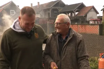 Svinja od 200 kilograma, oštar nož i uigrana ekipa. Vlajčić: 'Za dobre čvarke se suza pusti'