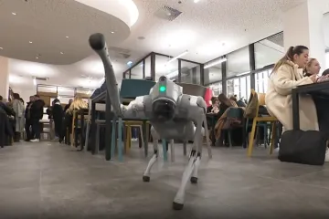 Studenti Hrvatskog katoličkog sveučilišta ne moraju više do pekarnice: U menzi im tacne nose roboti