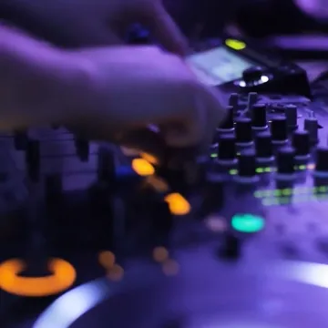 Dva kafića kažnjena zbog glasne glazbe i remećenja reda i mira