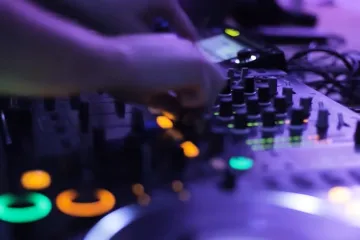 Dva kafića kažnjena zbog glasne glazbe i remećenja reda i mira