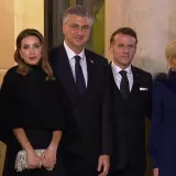 Plenković sa suprugom Anom stigao kod Macronovih: Pogledajte kako su ih dočekali