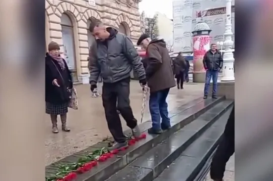 Dva dana, dva femicida, a zatim brutalnost na Trgu: Tko je muškarac koji je izgazio ruže?