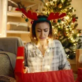 Ove stvari nipo&scaron;to nemojte darivati nekome za Božić: Navodno donose nesreću i suze