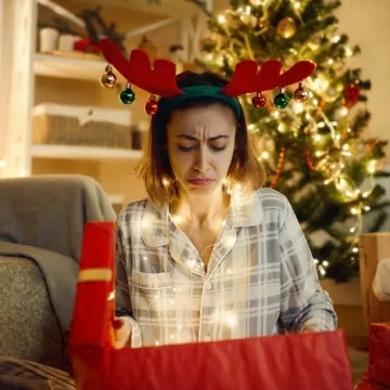 Ove stvari nipo&scaron;to nemojte darivati nekome za Božić: Navodno donose nesreću i suze