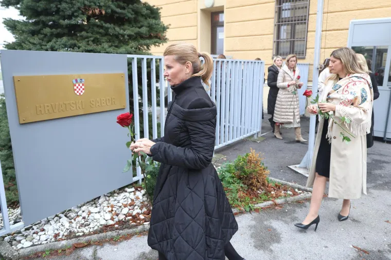 Zastupnici na ogradu Sabora postavili 39 ruža: 'Nećemo stati dok svaka žena ne bude sigurna'