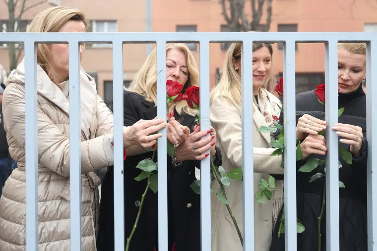 Zastupnici na ogradu Sabora postavili 39 ruža: 'Nećemo stati dok svaka žena ne bude sigurna'