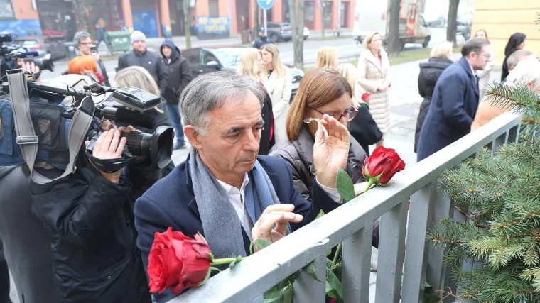 Zastupnici na ogradu Sabora postavili 39 ruža: 'Nećemo stati dok svaka žena ne bude sigurna'