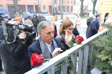 Zastupnici na ogradu Sabora postavili 39 ruža: 'Nećemo stati dok svaka žena ne bude sigurna'