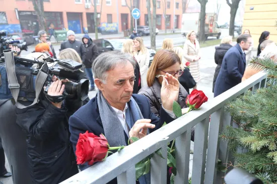 Zastupnici na ogradu Sabora postavili 39 ruža: 'Nećemo stati dok svaka žena ne bude sigurna'