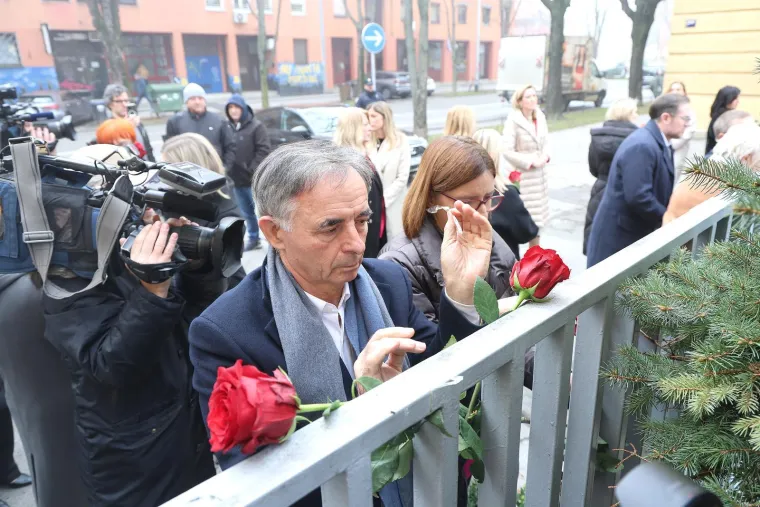 Zastupnici na ogradu Sabora postavili 39 ruža: 'Nećemo stati dok svaka žena ne bude sigurna'