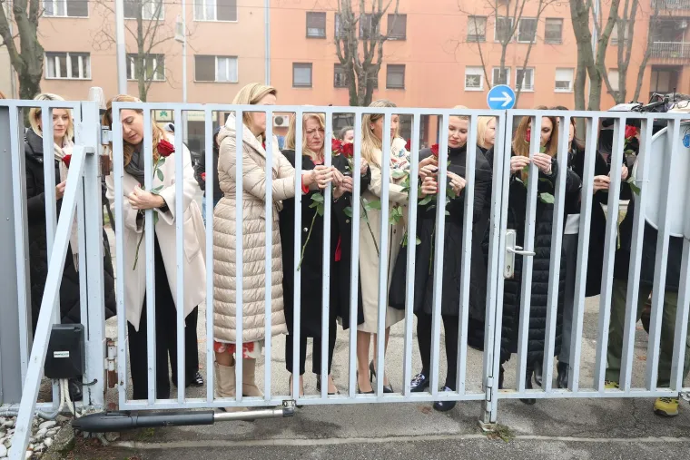 Zastupnici na ogradu Sabora postavili 39 ruža: 'Nećemo stati dok svaka žena ne bude sigurna'