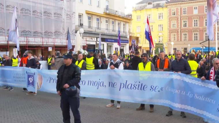 'Zašto nema peticije protiv migranata koji se klanjaju na Zrinjevcu?' Mooolim?!