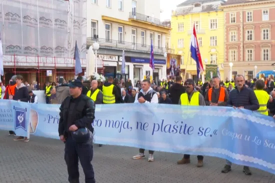 'Za&scaron;to nema peticije protiv migranata koji se klanjaju na Zrinjevcu?' Mooolim?!