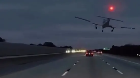 Opasnosti na cesti gdjekad vrebaju i s neba: Zrakoplovom se zabio u automobil!