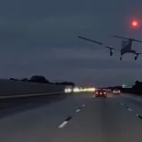 Opasnosti na cesti gdjekad vrebaju i s neba: Zrakoplovom se zabio u automobil!