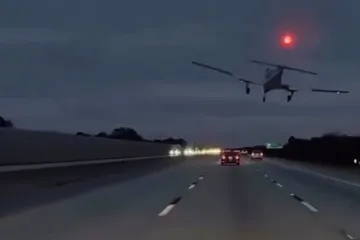 Opasnosti na cesti gdjekad vrebaju i s neba: Zrakoplovom se zabio u automobil!