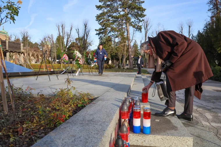 Horvatinčić stigao na Mirogoj i odao mu počast: Pogledajte kome je položio svijeće na grob