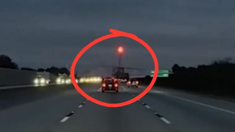 Kamera snimila nevjerojatan trenutak: Avion sletio na krov automobila nasred autoceste!