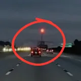 Kamera snimila nevjerojatan trenutak: Avion sletio na krov automobila nasred autoceste!