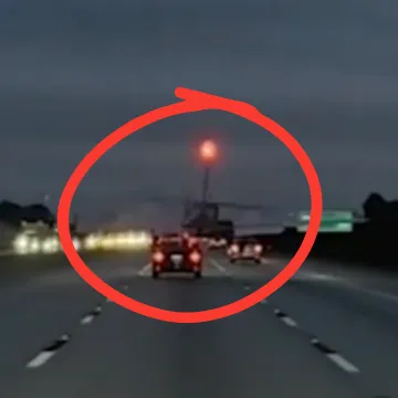 Kamera snimila nevjerojatan trenutak: Avion sletio na krov automobila nasred autoceste!