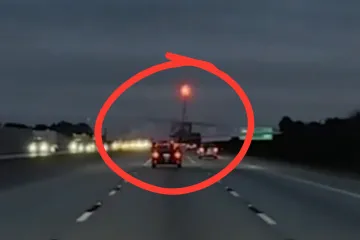 Kamera snimila nevjerojatan trenutak: Avion sletio na krov automobila nasred autoceste!