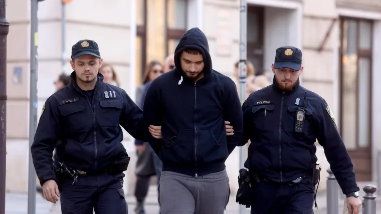 Djevojku ubo nožem 30-ak puta, navodno je čuo 'unutarnji glas da učini nešto...'