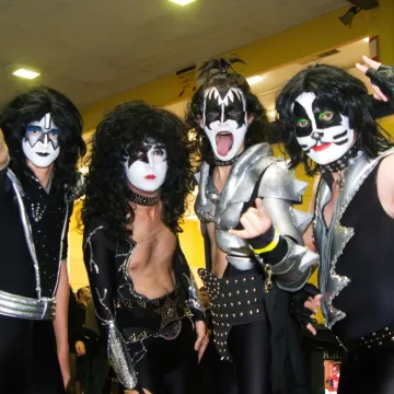 Neočekivani obrat: Frontmen Kissa na kraju javljanja zbunio voditeljicu neugodnim pitanjem