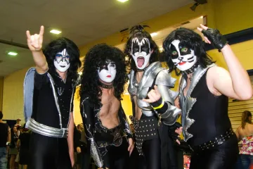 Neočekivani obrat: Frontmen Kissa na kraju javljanja zbunio voditeljicu neugodnim pitanjem