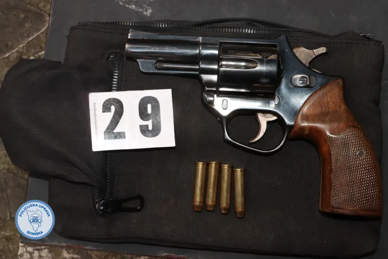 U velikoj akciji policije 'pala' četvorka s drogom: Pogledajte što su im sve pronašli