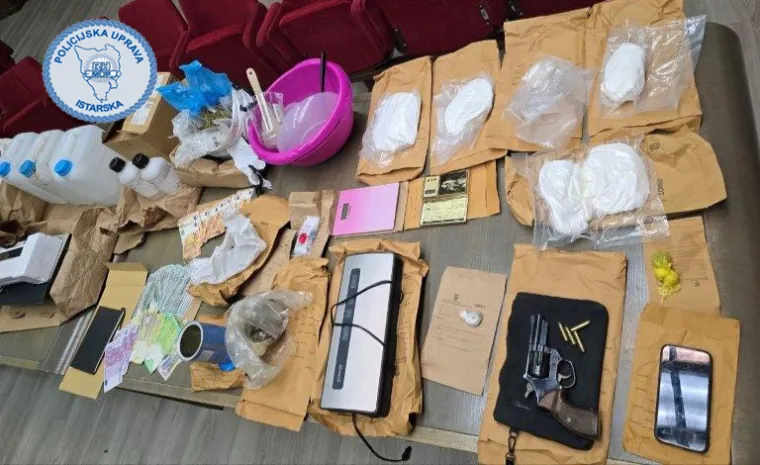 U velikoj akciji policije 'pala' četvorka s drogom: Pogledajte što su im sve pronašli