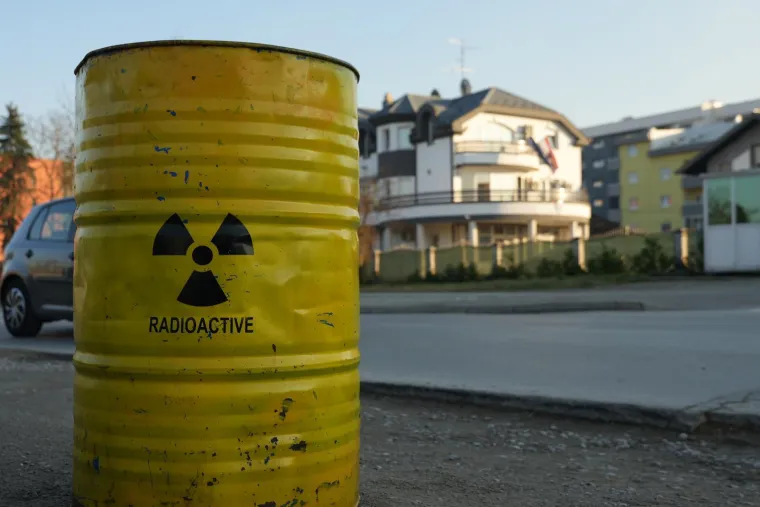 Šok za Plenkovića, dočekale ga 'radioaktivne' bačve: Pored njih poruka na ćirilici