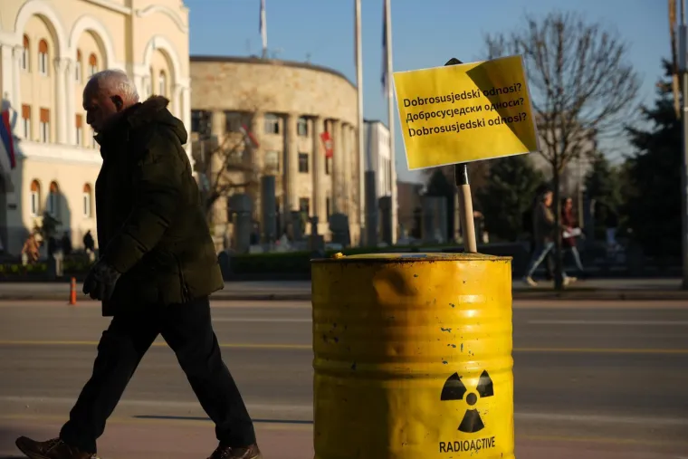 Šok za Plenkovića, dočekale ga 'radioaktivne' bačve: Pored njih poruka na ćirilici