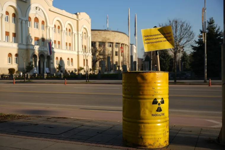 Šok za Plenkovića, dočekale ga 'radioaktivne' bačve: Pored njih poruka na ćirilici