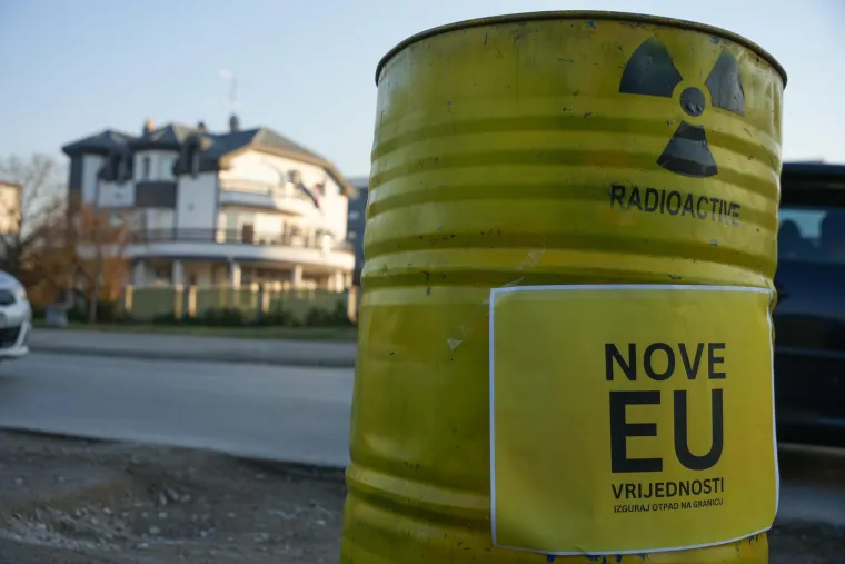 Šok za Plenkovića, dočekale ga 'radioaktivne' bačve: Pored njih poruka na ćirilici