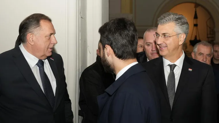 Kamere uhvatile trenutak: Plenkovićev znakoviti pogled i osmijeh koji govori više od riječi