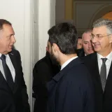 Kamere uhvatile trenutak: Plenkovićev znakoviti pogled i osmijeh koji govori više od riječi