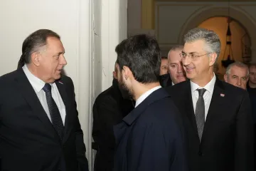 Kamere uhvatile trenutak: Plenkovićev znakoviti pogled i osmijeh koji govori više od riječi